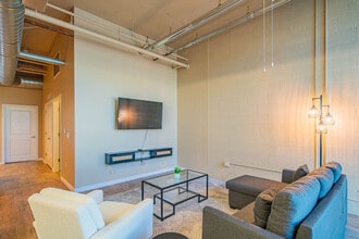 Building Photo - 1260 E University Dr
