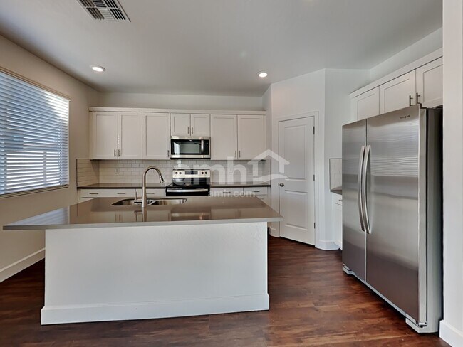 Foto del edificio - 17145 Puget Ave