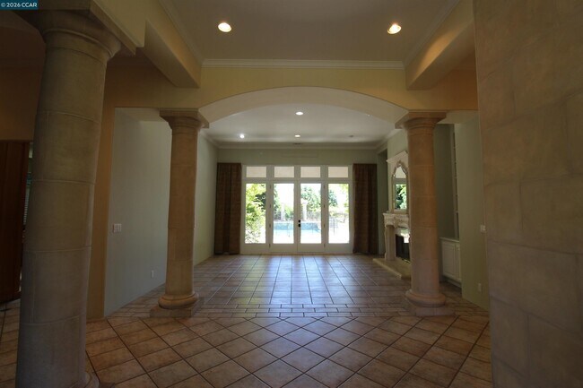 Foto del edificio - 348 Pheasant Run Dr