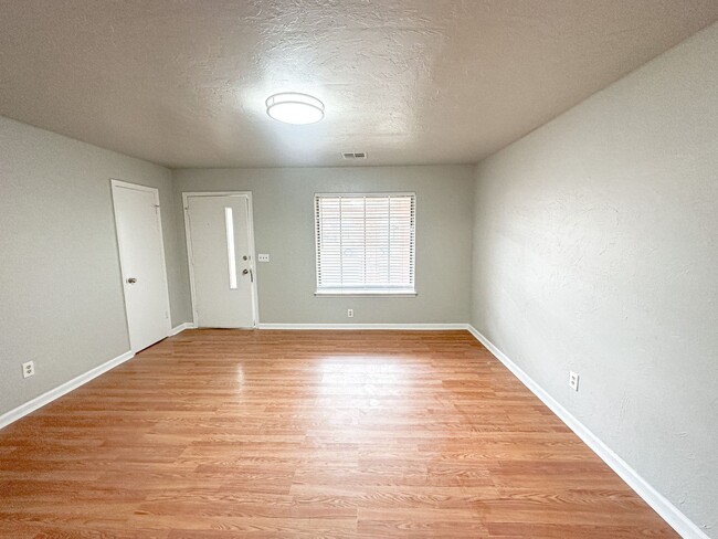 Building Photo - 3 Bed - 2 Bath in Warr Acres!