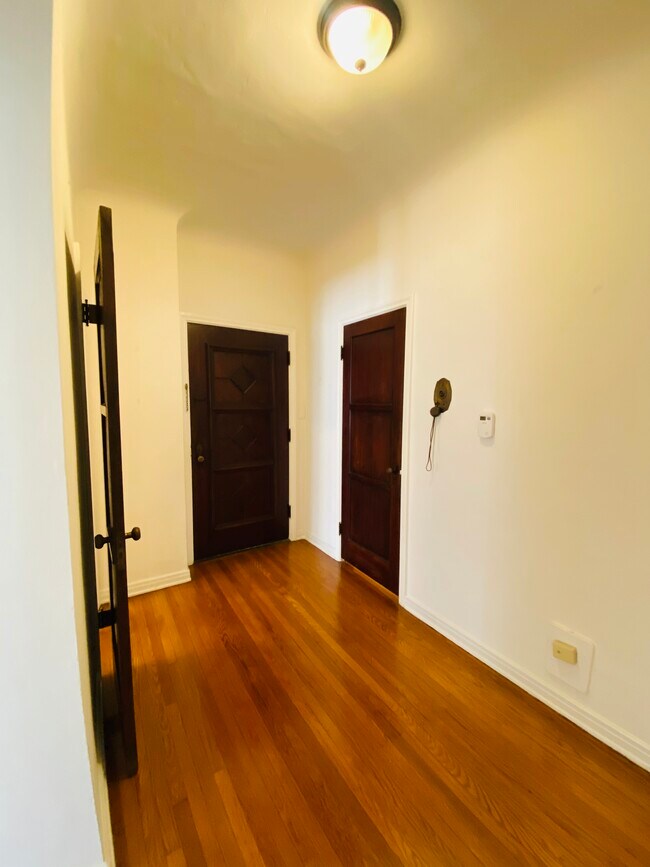 Foto del edificio - 372 S Cochran Ave