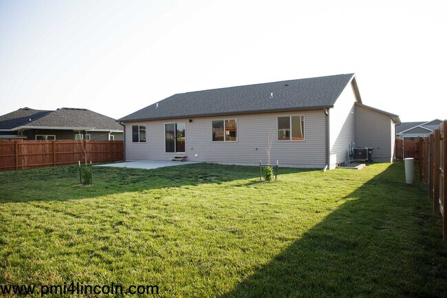 Foto del edificio - 9800 S 72 St – 5 beds/3 baths/ 3-stall
