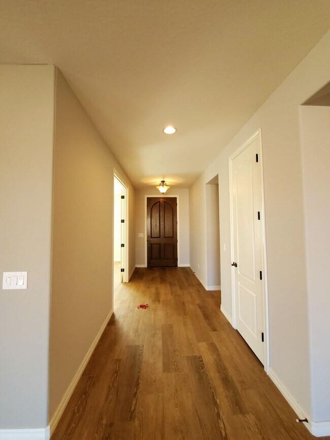 Foto del edificio - Spacious 4-Bedroom Gem with Den/Office and...