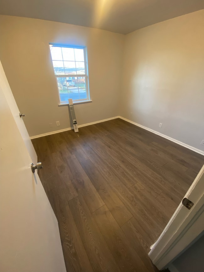 Building Photo - Available Now - Cute 3 Bedroom/1 Bath by Chamberlain Park