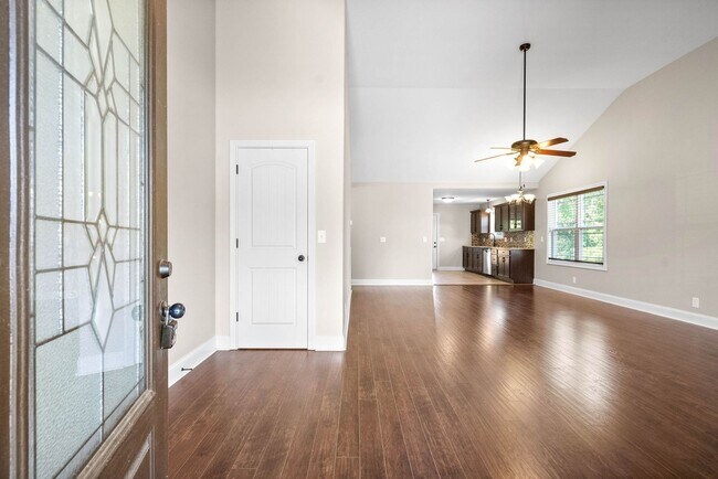 Building Photo - Pet Friendly Three Bedroom!