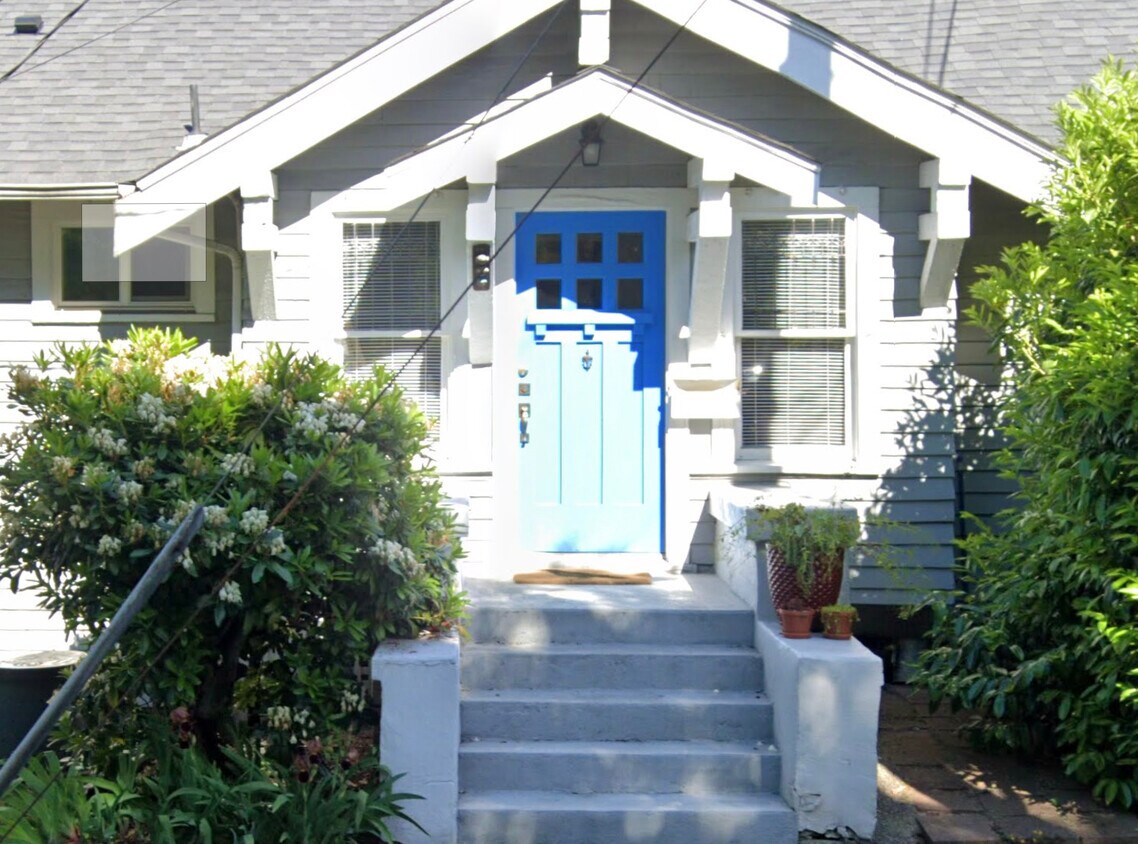 Primary Photo - 525 1/2 West Raye Street, Seattle, WA, 98119