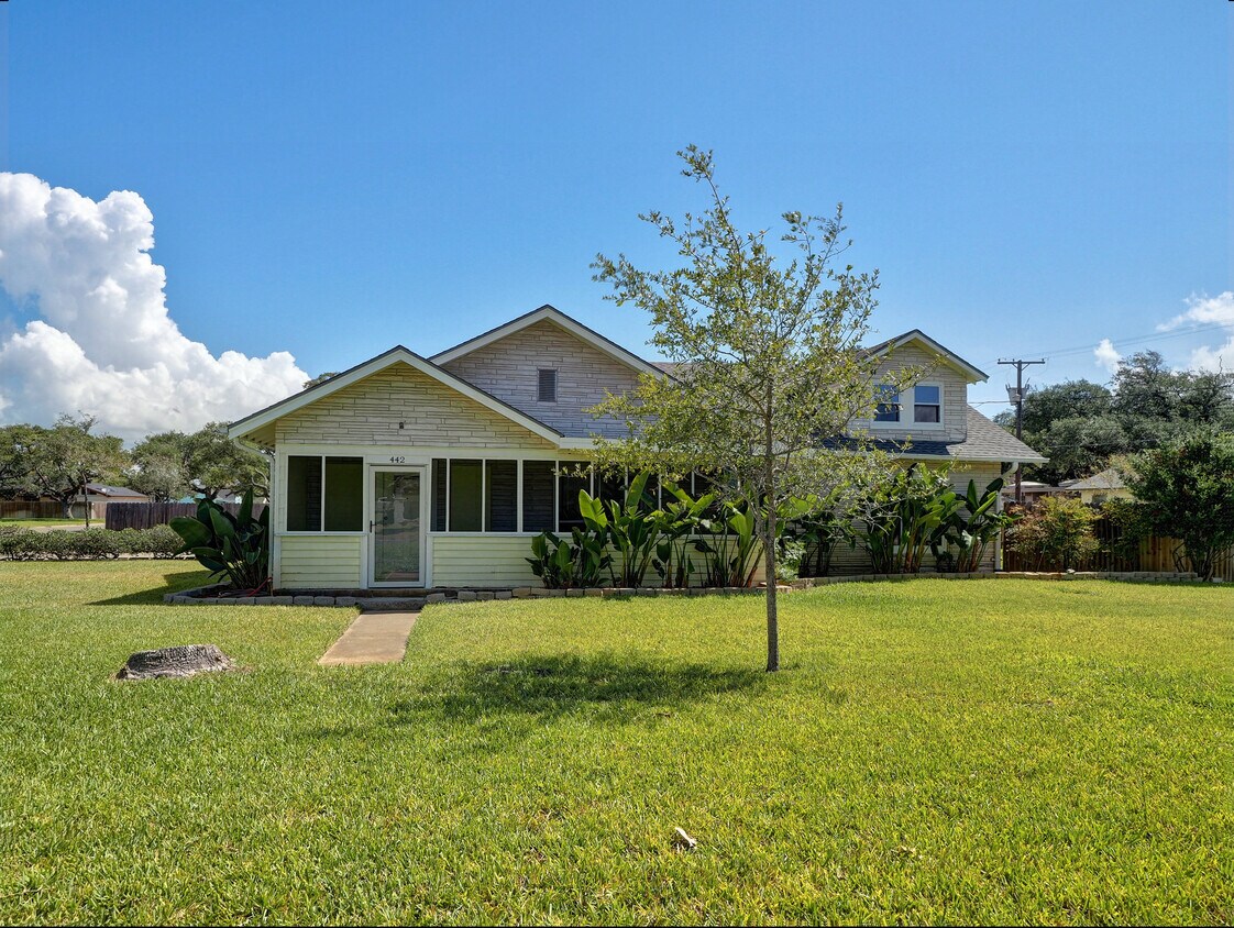 Primary Photo - 442 W Yoakum Ave