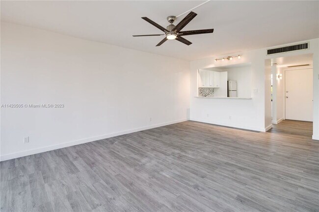 Building Photo - 3401 N Country Club Dr
