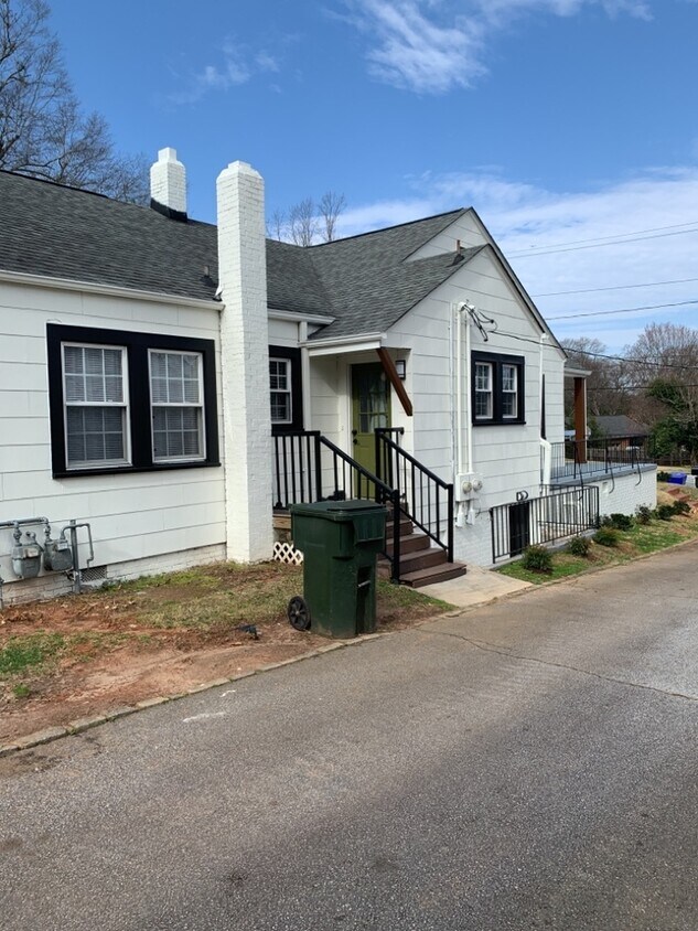Primary Photo - Cute Duplex near Downtown Greenville