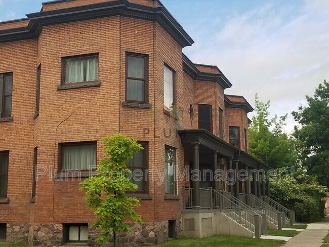 Building Photo - 135 S 5th St E