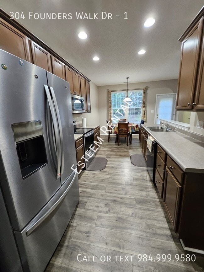 Building Photo - 304 Founders Walk Dr