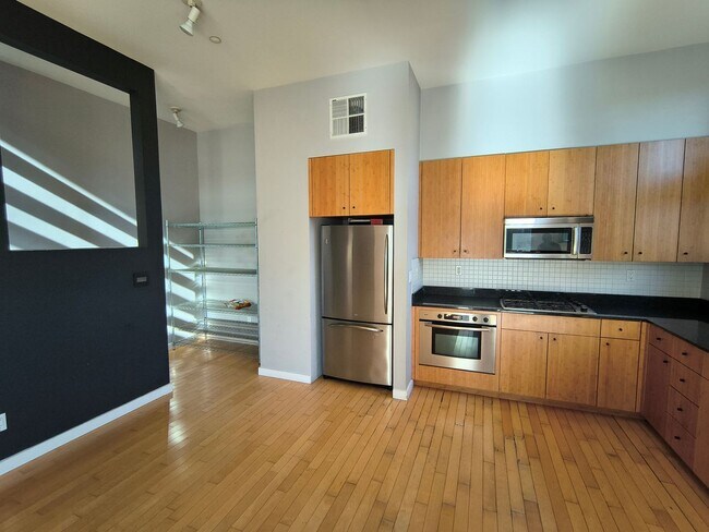 Foto del edificio - $1,000 MOVE IN SPECIAL!!!! Gated, Spacious and Bright 3 Story 3BD/2BA Property Available for Rent...