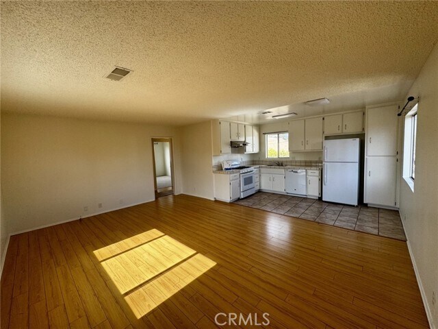 Building Photo - 920 N Alameda Ave