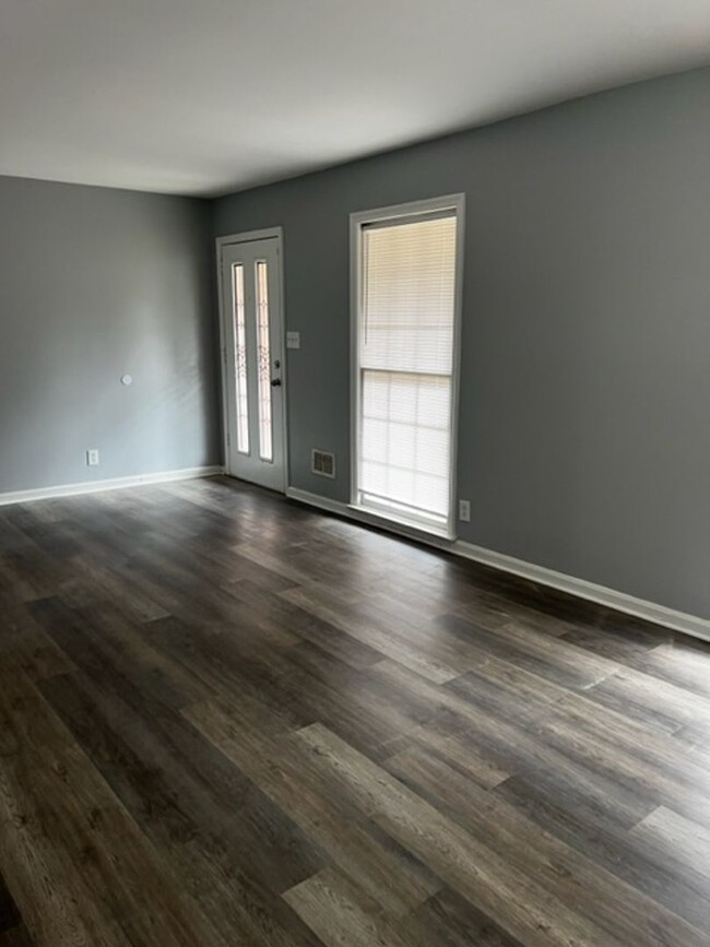 Building Photo - Beautiful newly remodeled 3 bed 2 bath home