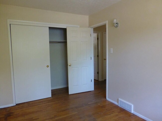 Building Photo - 2-Bed/1-Bath Home in Duplex on Quiet Street
