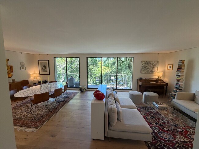 Foto del edificio - 3 bedroom | 2 bathroom | 4th floor condo in East Sacramento