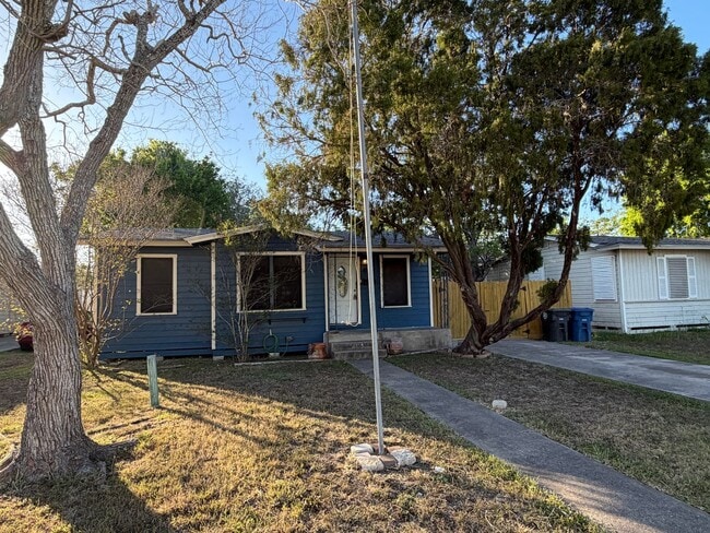 Building Photo - THREE BEDROOM TWO BATH TWO CAR GARAGE