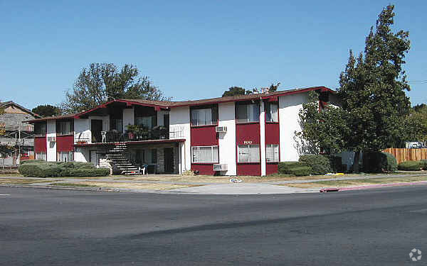 Building Photo - 900 Broadway St