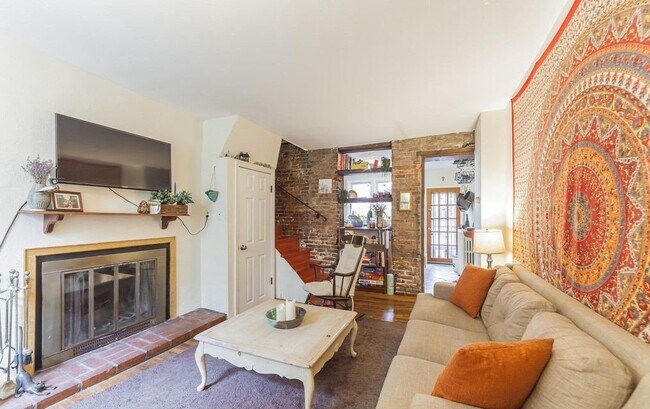Foto del edificio - Gorgeous 3-Bedroom Townhouse in Washington Square West! Available mid-July!