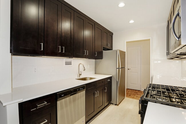 Building Photo - Hamilton Court Apartments