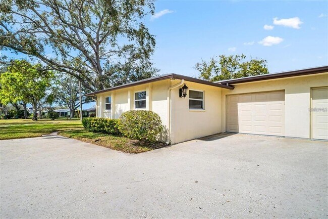 Building Photo - 1227 Queen Anne Dr