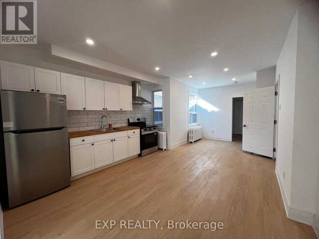 Photo du bâtiment - 804A St Clair Ave W