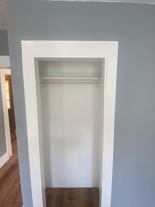 Armario del dormitorio 2 - 518 Westford St