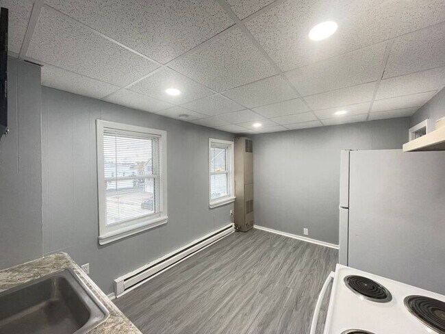 Building Photo - 443 Lake Ave