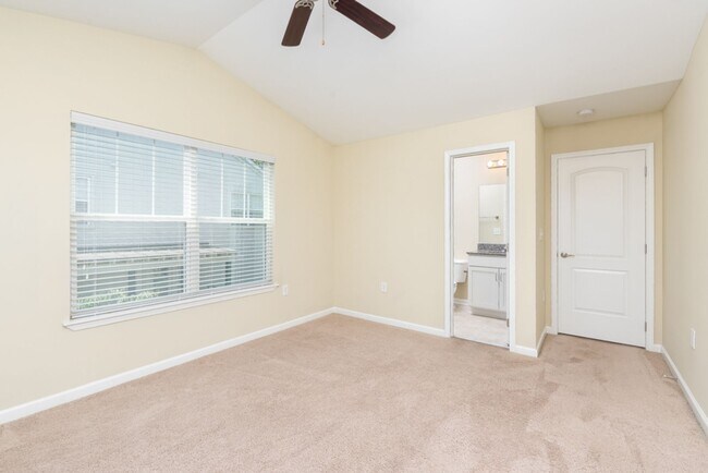 Foto del edificio - 2 Bedroom Townhouse- END UNIT - Everything You Need! Woodlands of Charlottesville *Only a $500 de...