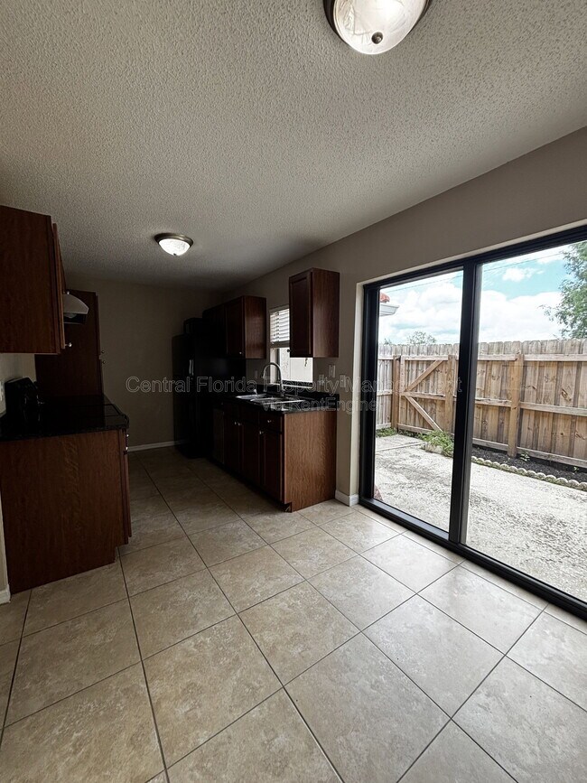 Foto del edificio - 1627 Long Ridge Ct