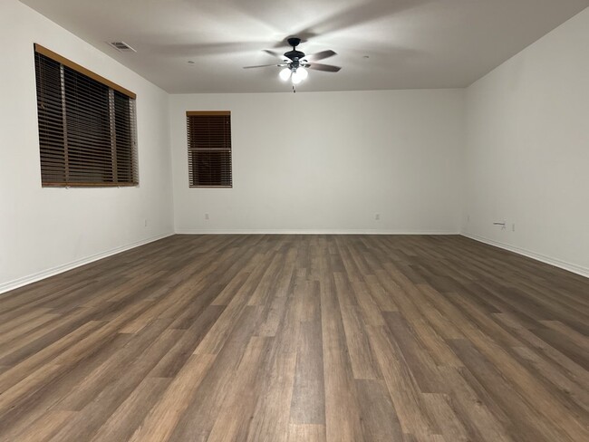 Building Photo - Spacious 4-Bedroom in Riverside with 3 Ful...