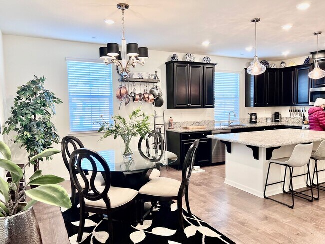 Foto del edificio - Stunning Former Model Home in Prime Rosevi...