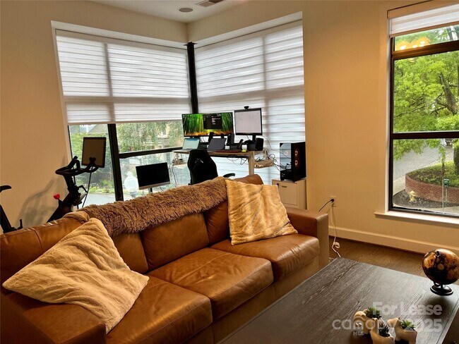 Foto del edificio - 663 E 10th St