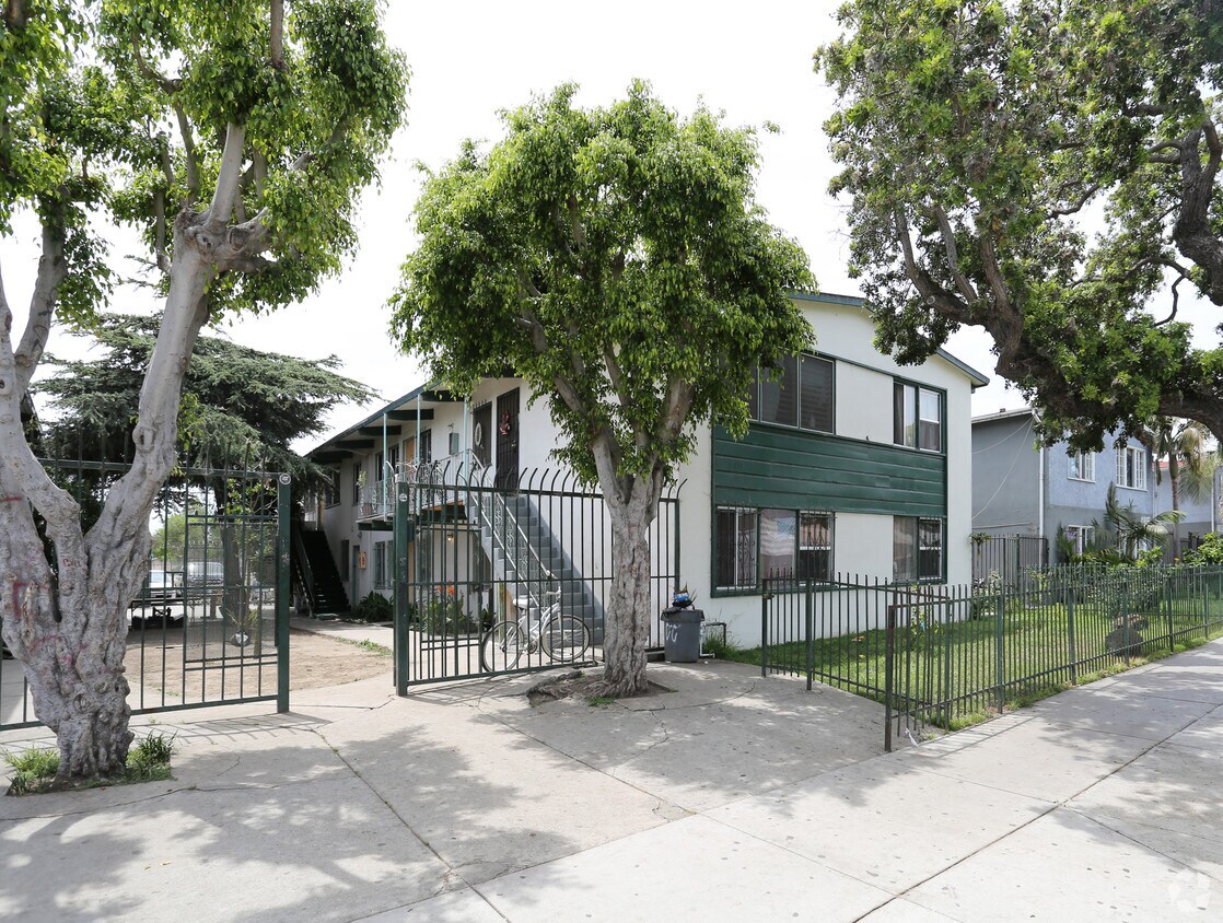 Foto del edificio - 4819 S Slauson Ave