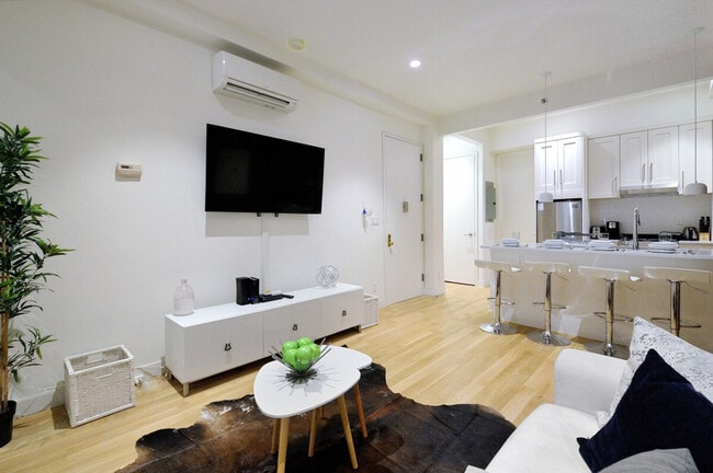 Foto del edificio - 353 W 46th St