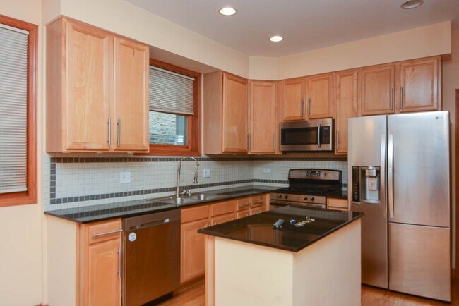 Foto del edificio - 1720 W Augusta Blvd