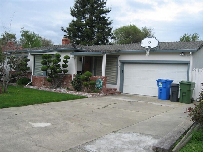 Front yard - 835 Wilmac Avenue
