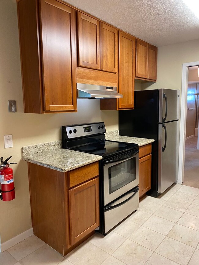 Building Photo - 2 bed 2 bath Condo nestled in the Parkview...