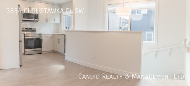 Photo du bâtiment - ABOVE GARAGE GARDEN SUITE IN CHAPPELLE