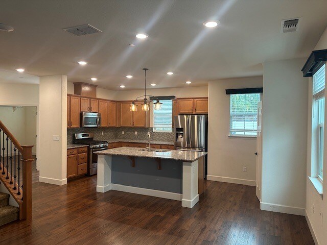 Foto del edificio - Welcome to this inviting 3-bedroom, 3-bath home located in a desirable Riverbank neighborhood