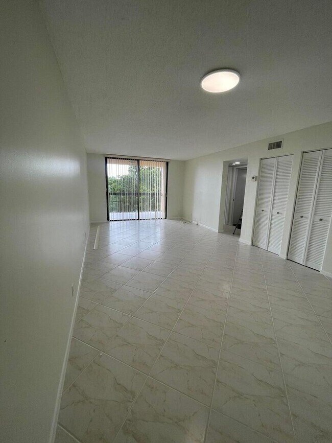 Building Photo - 500 Egret Cir