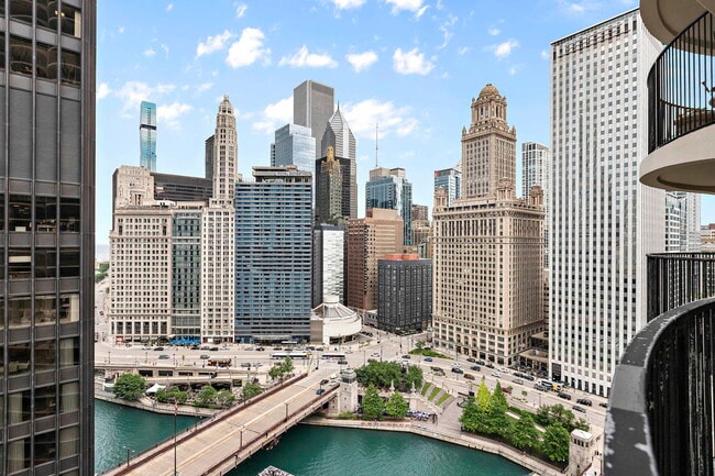 Foto del edificio - 300 N State St