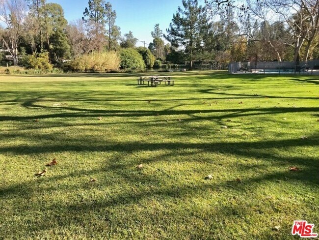 Foto del edificio - 1290 Clubhouse Dr