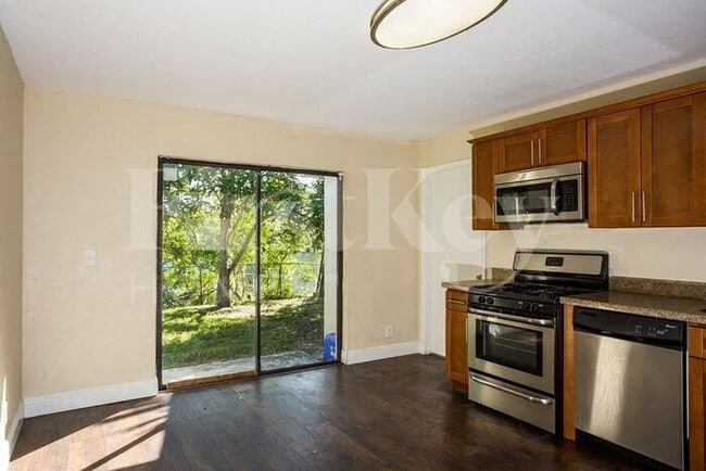 Building Photo - 5927 Ithaca Cir W