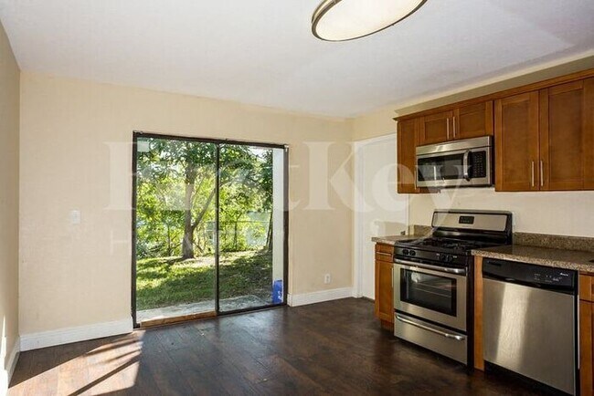 Foto del edificio - 5927 Ithaca Cir W