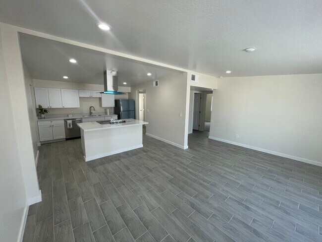 Foto del edificio - REUDUCED PRICE - Fully Remodeled in Arcadi...