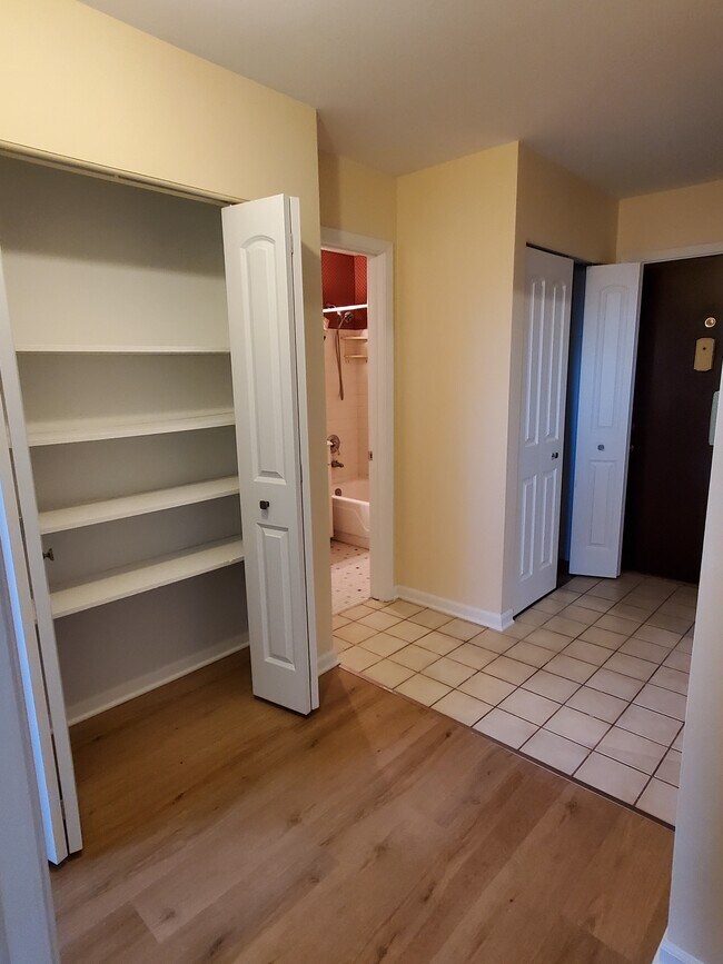 Pasillo/Entrada - 8974 N Western Ave