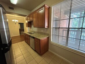 Building Photo - 2255 Braeswood Park Dr