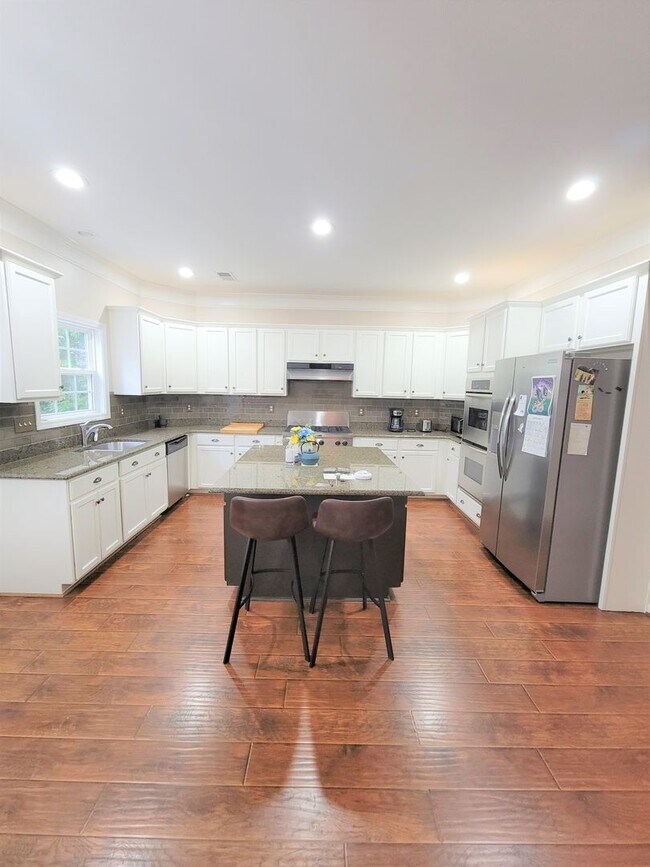 Building Photo - Stunning Willoughby Park Home