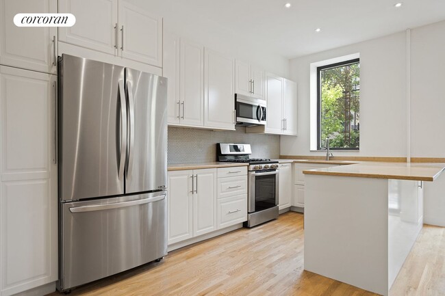 Building Photo - 498 7th St